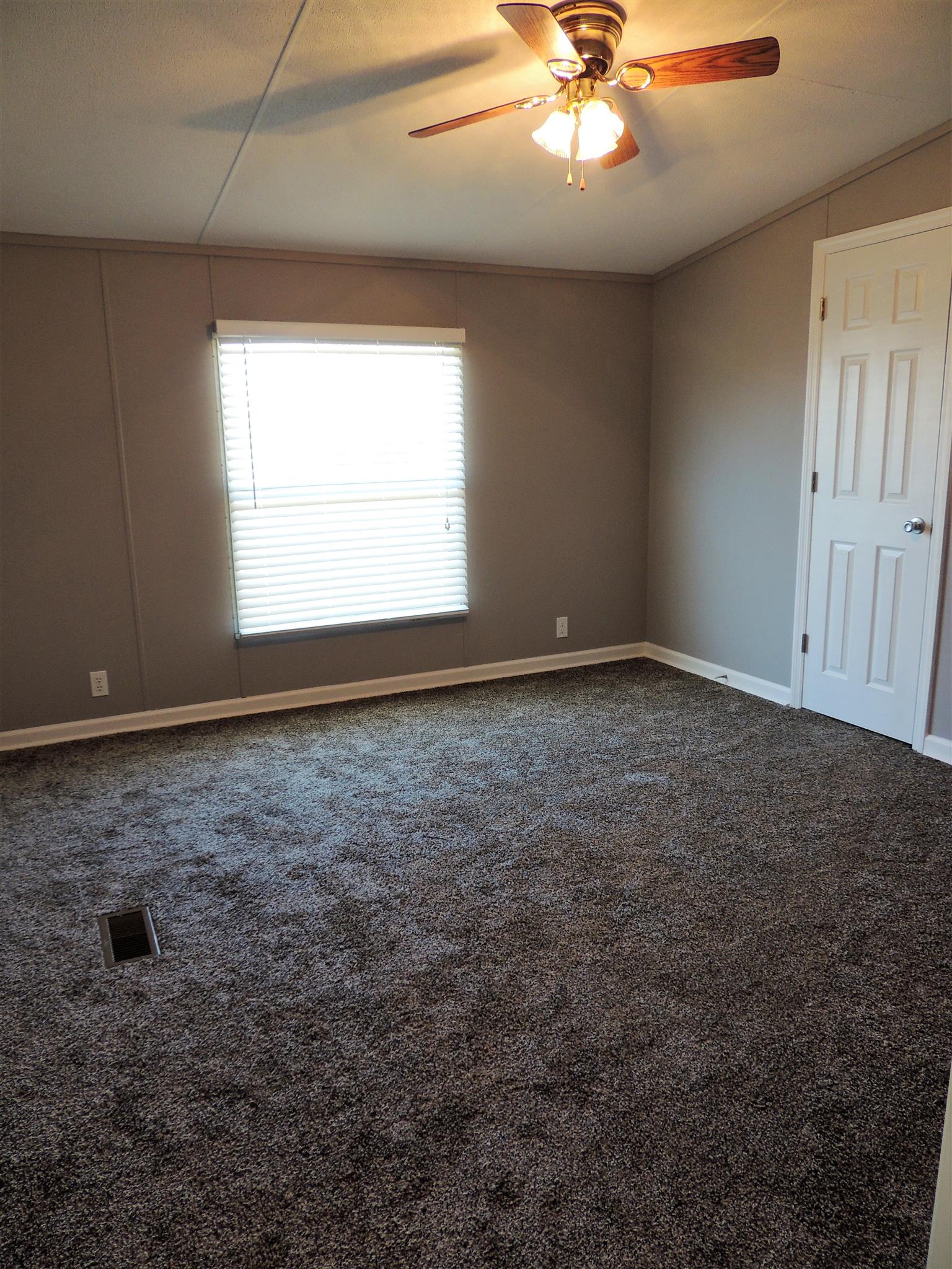 1457 Mt Vernon Road Bethpage, TN 37022 - Photo 16 of 22 Third bedroom