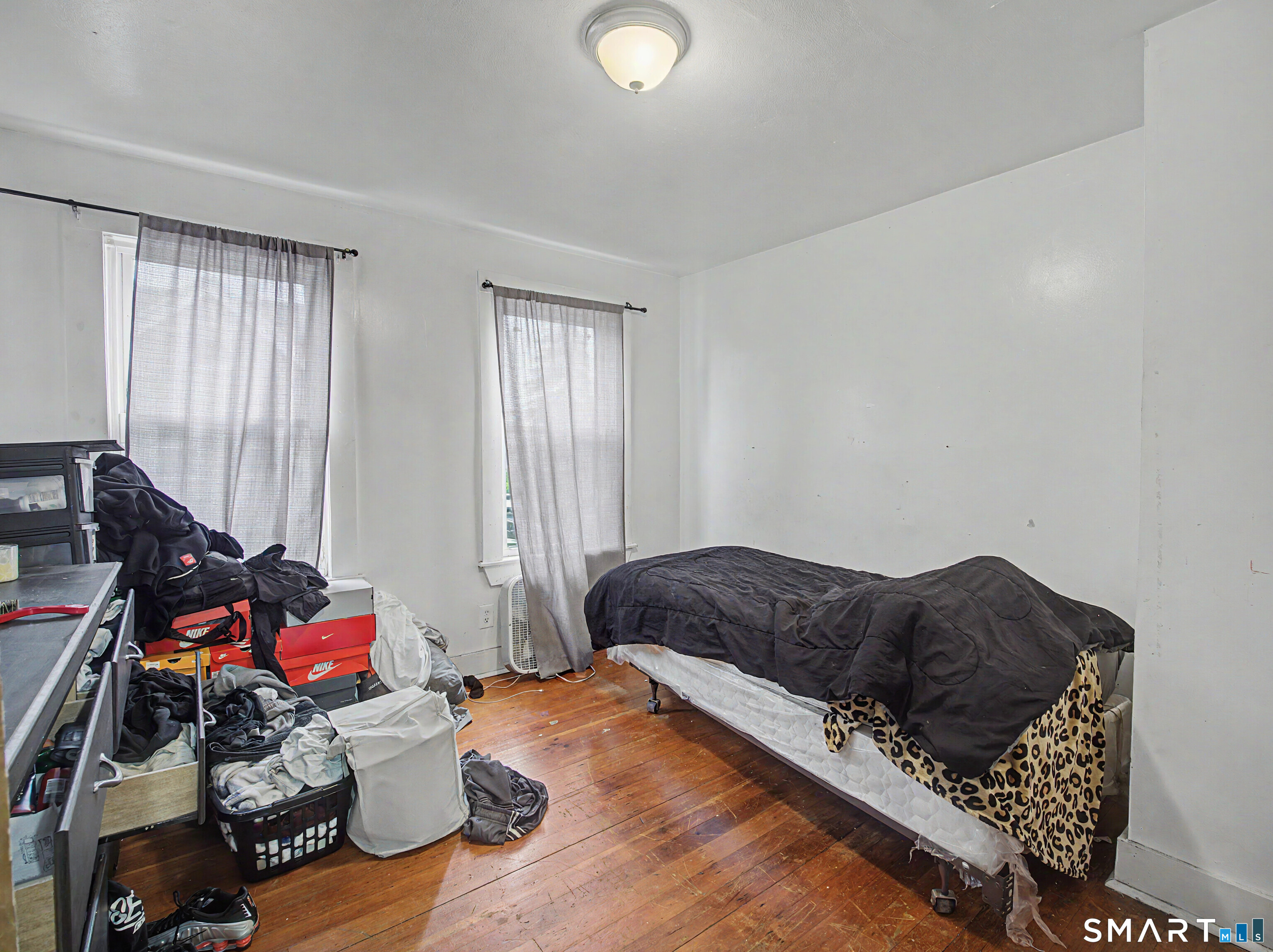 319 Carroll Avenue Bridgeport, CT 06607 - Photo 25 of 40 a living room with furniture and a window
