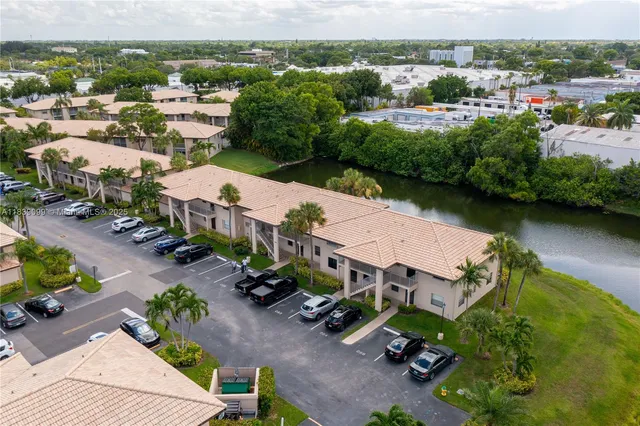 $220,000 | 5560 Lakeside Drive, Unit 204, Margate, FL 33063