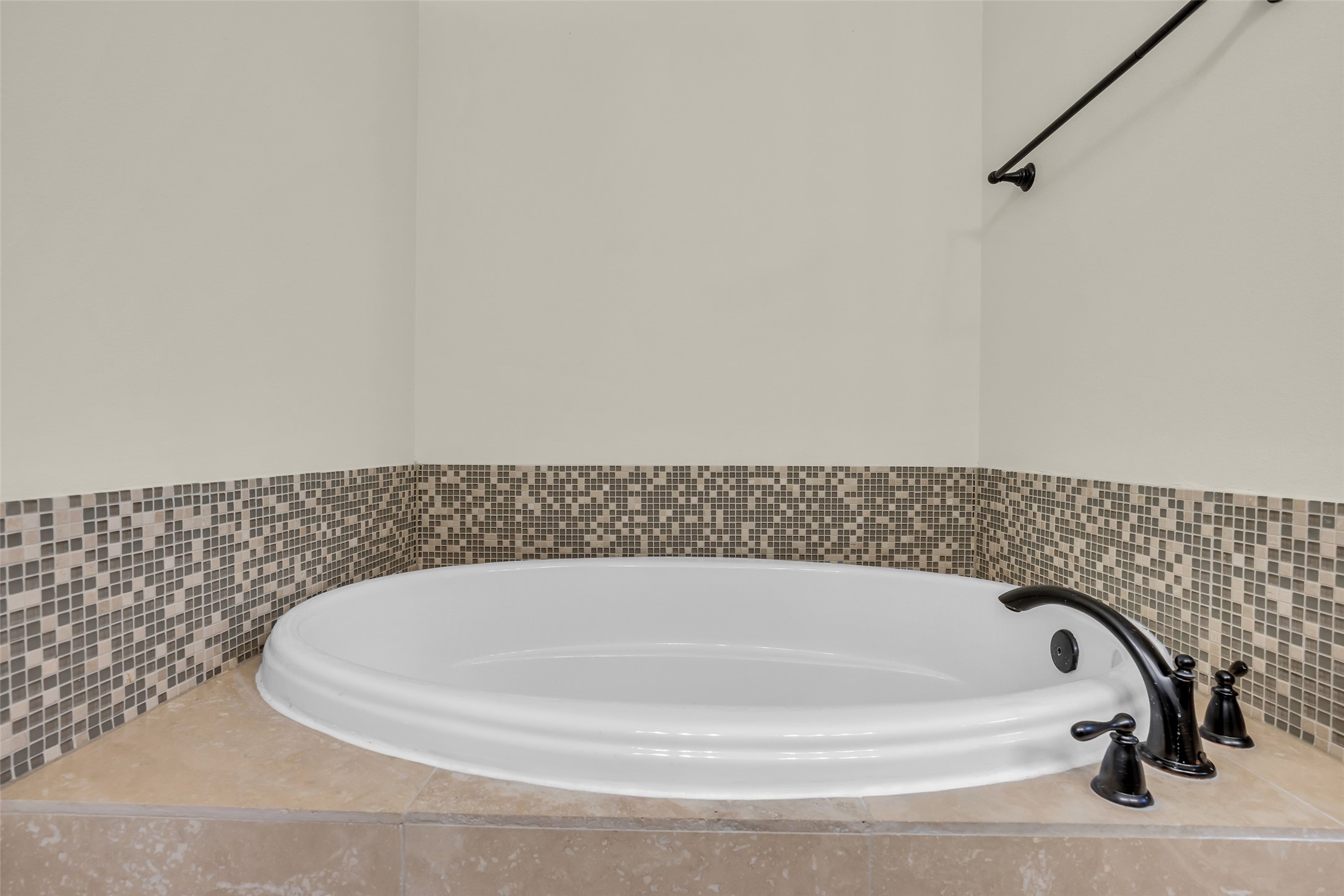 1423 Colorado Street Houston, TX 77007 - Photo 16 of 28 It also includes a soaking tub, offering a comfortable space for relaxation.