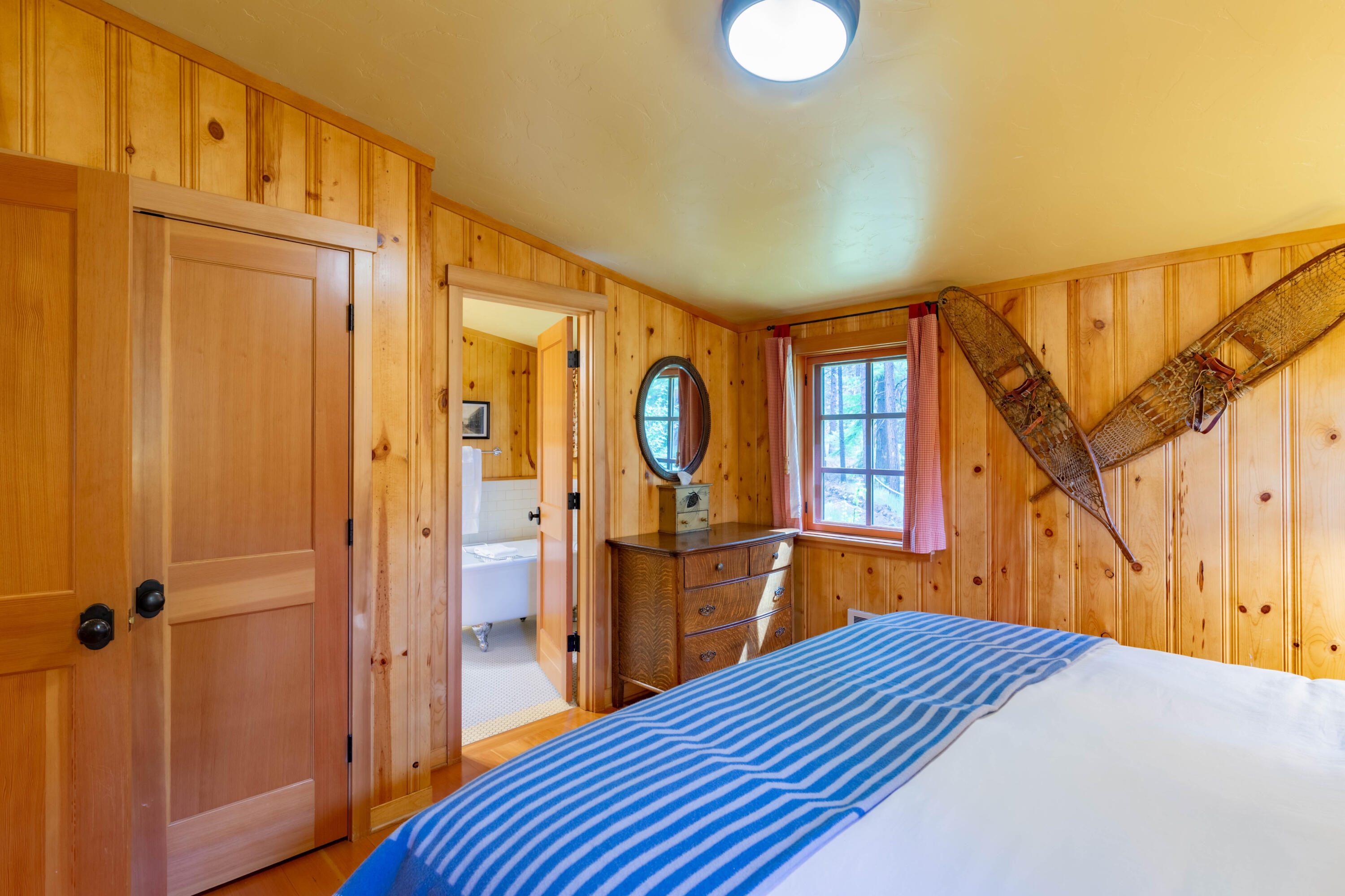 13375 Southwest Forest Service Road, Unit 26 U2 Camp Sherman, OR 97730 - Photo 22 of 25 metolius-river-luxury-cabin-26-queenbedr