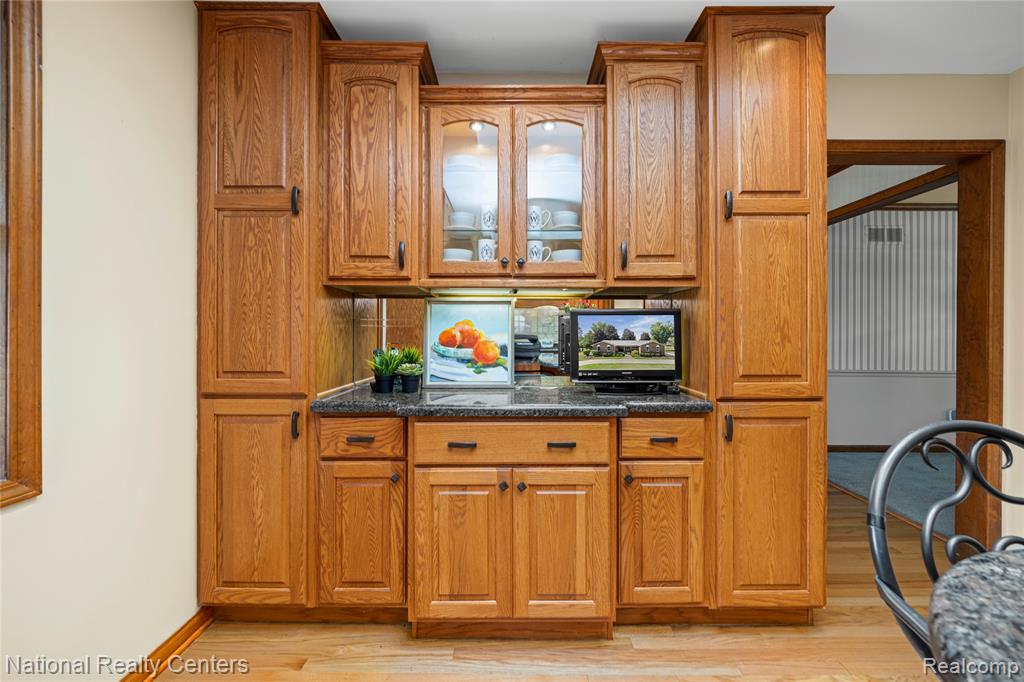 26131 Pleasant Valley Road Farmington Hills, MI 48331 - Photo 21 of 61