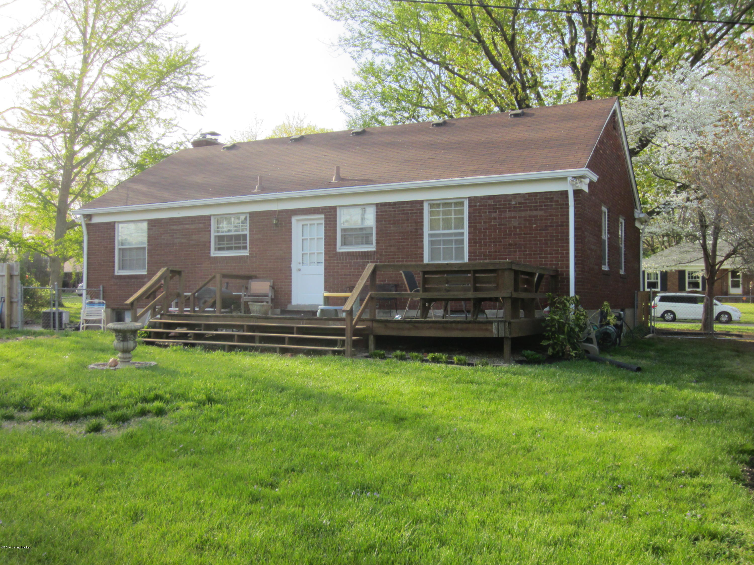 4518 Fox Run Road Louisville, KY 40207 - Photo 18 of 22 Backyard and Deck