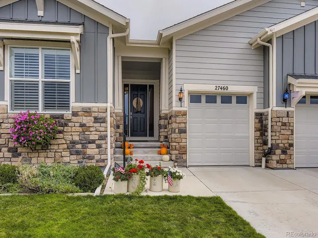 a front view of house with yard