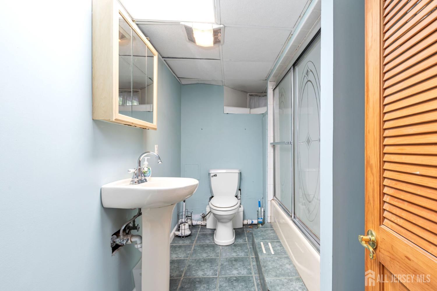 321 Overbrook Road Piscataway, NJ 08854 - Photo 24 of 46 a bathroom with a toilet sink and mirror