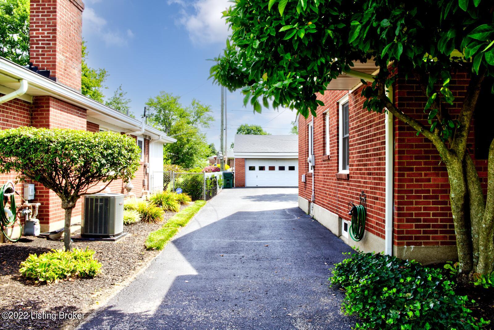 3709 Chevy Chase Road Louisville, KY 40218 - Photo 33 of 43 Driveway
