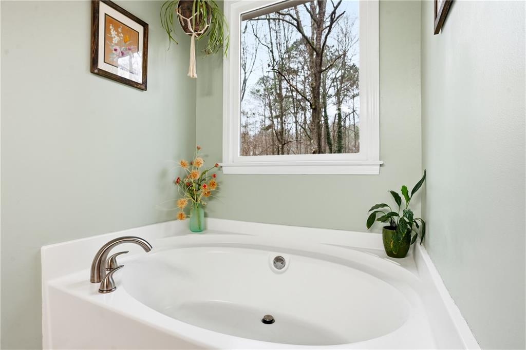 125 Cardinal Court Covington, GA 30016 - Photo 18 of 37 a bathroom with a bathtub