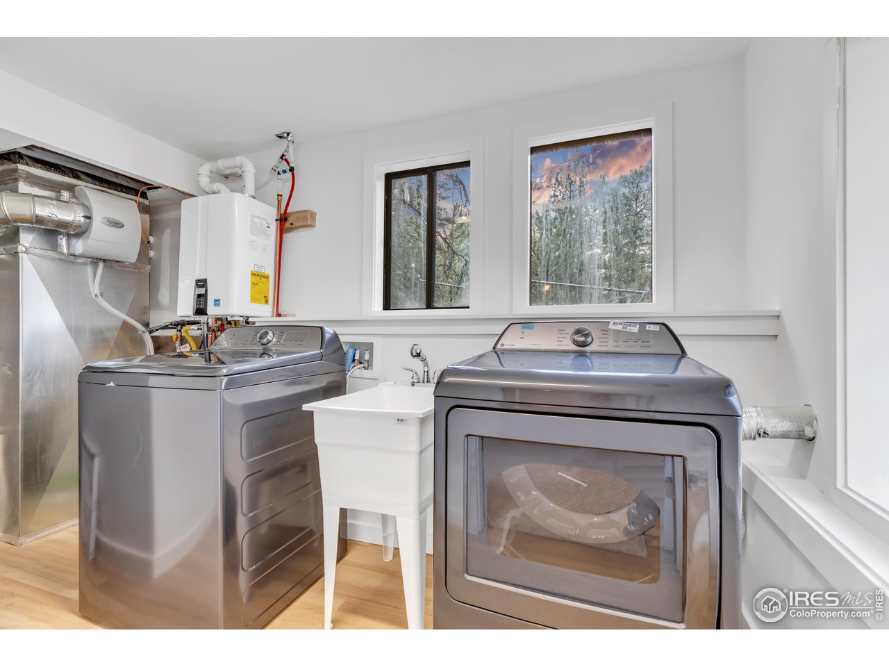 926 Mountain Meadows Road Boulder, CO 80302 - Photo 26 of 38 a kitchen with a stove a refrigerator and a counter top space