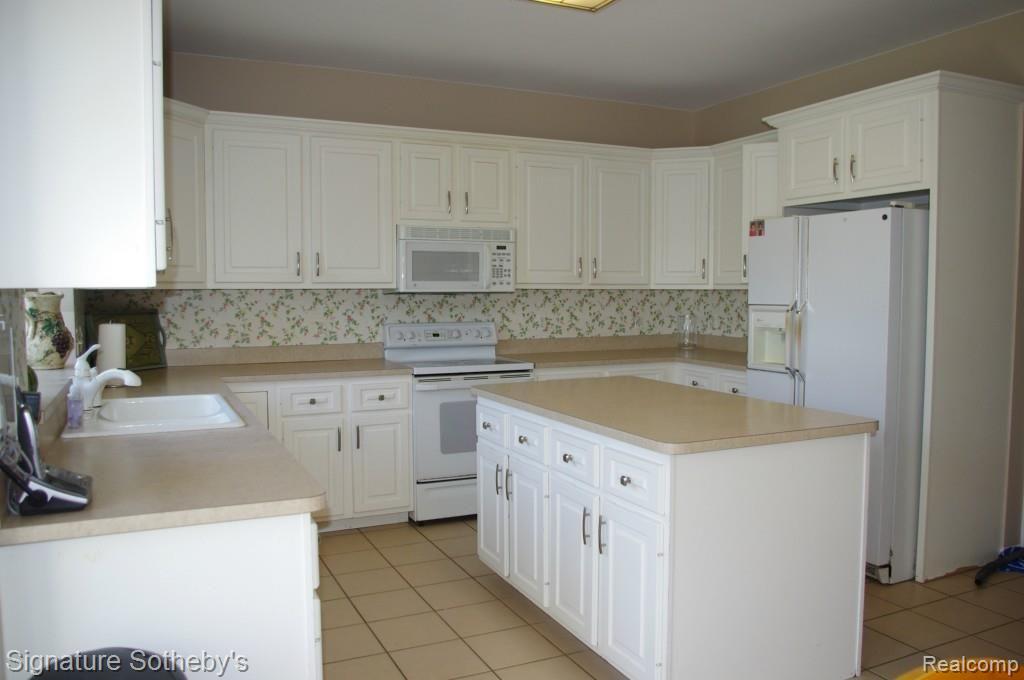 1331 Tulberry Circle Rochester, MI 48306 - Photo 9 of 26