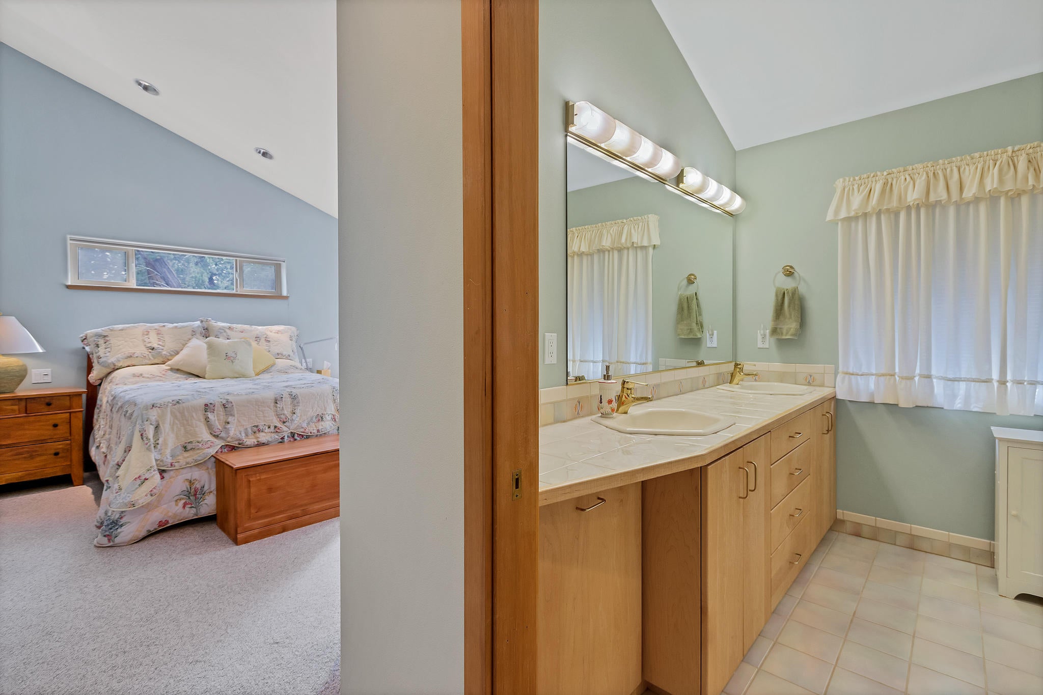 65764 Tweed Road Bend, OR 97703 - Photo 38 of 54 Master bedroom/bath