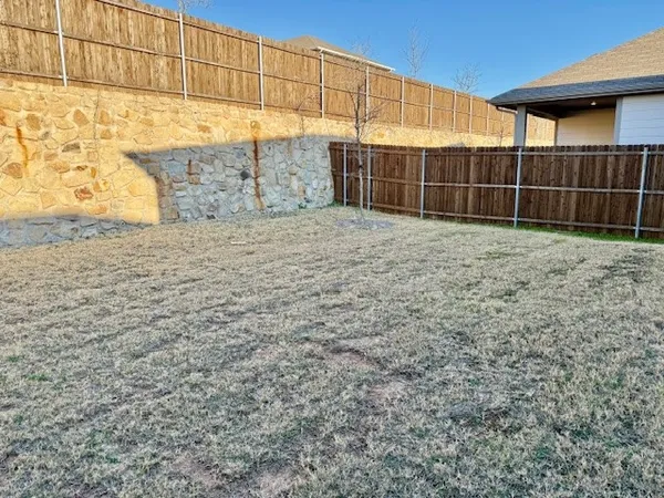 a view of a backyard