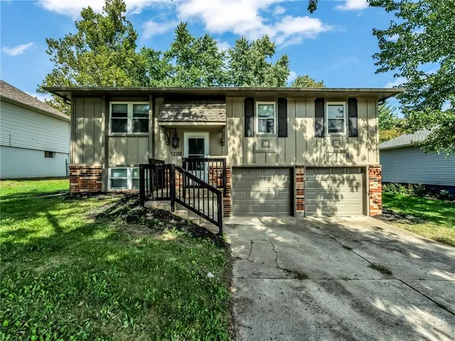 $219,000 | 1208 Golfview Drive, Grain Valley, MO 64029