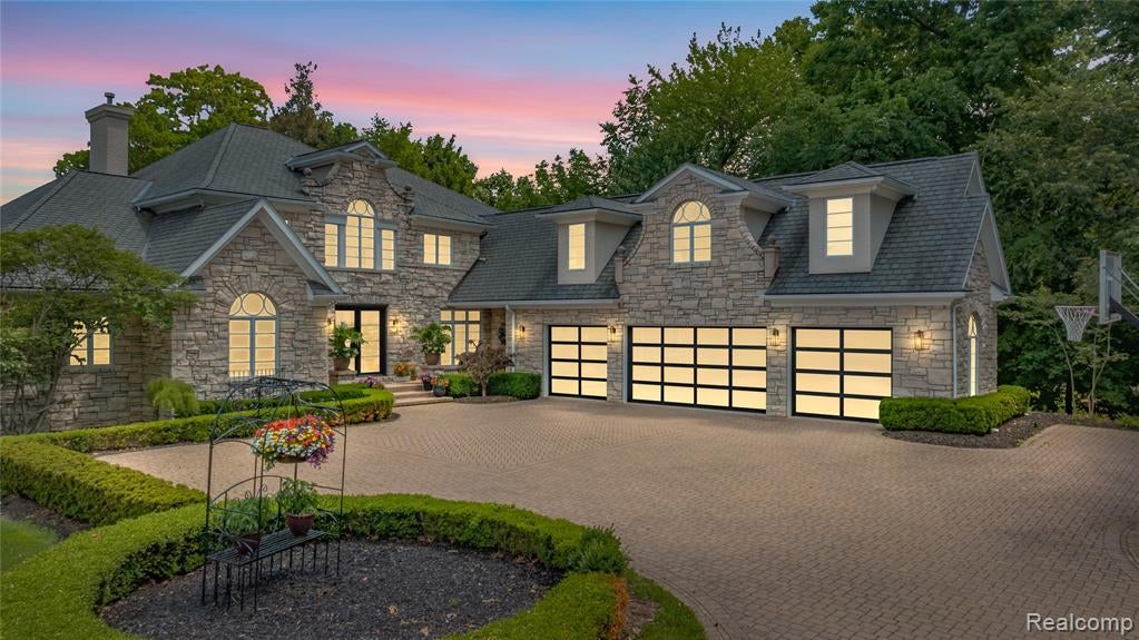 4326 Commerce Road West Bloomfield, MI 48324 - Photo 2 of 53 Gallery Image 2
