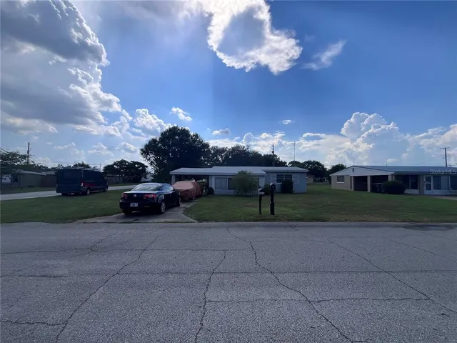 a view of a house with a yard