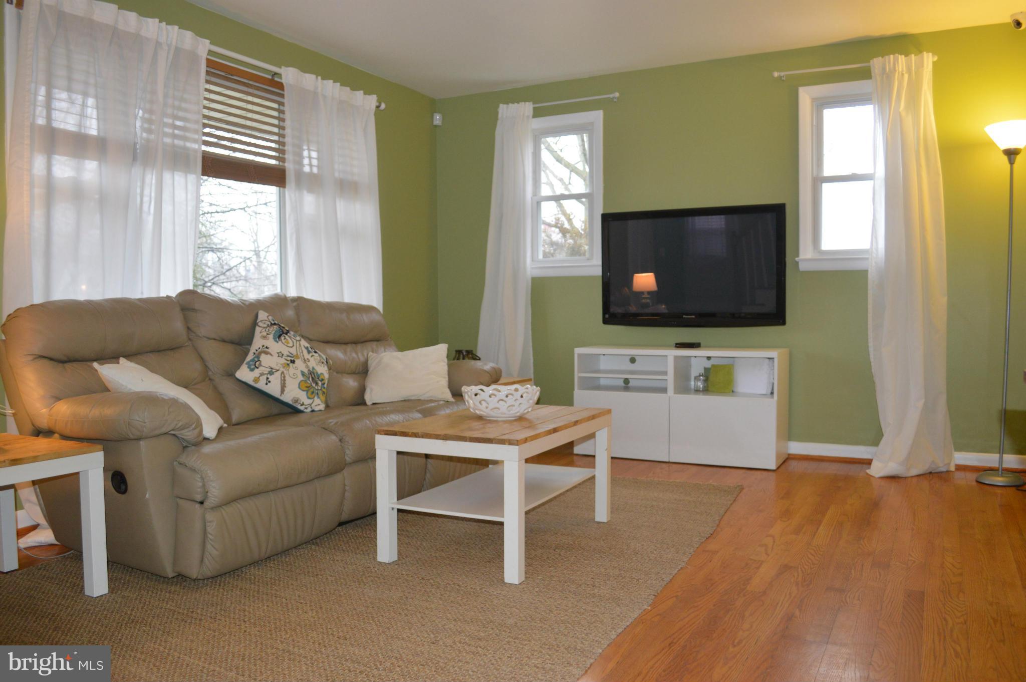 7007 Dogwood Road Baltimore, MD 21244 - Photo 4 of 30 Living Room