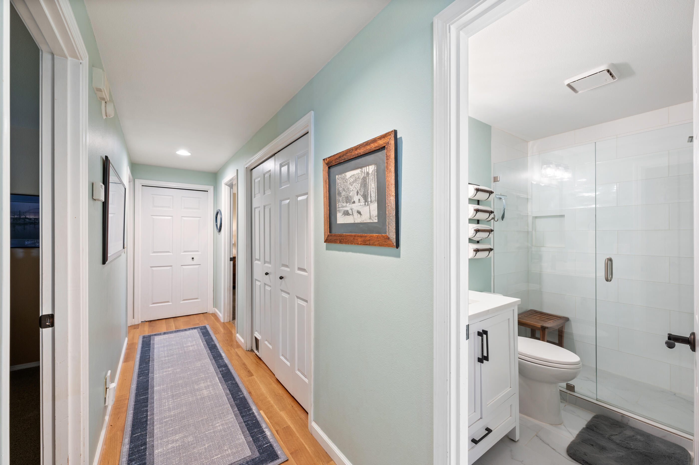 17290 Kingsburg Road Bend, OR 97707 - Photo 24 of 34 a bathroom with a toilet sink and shower