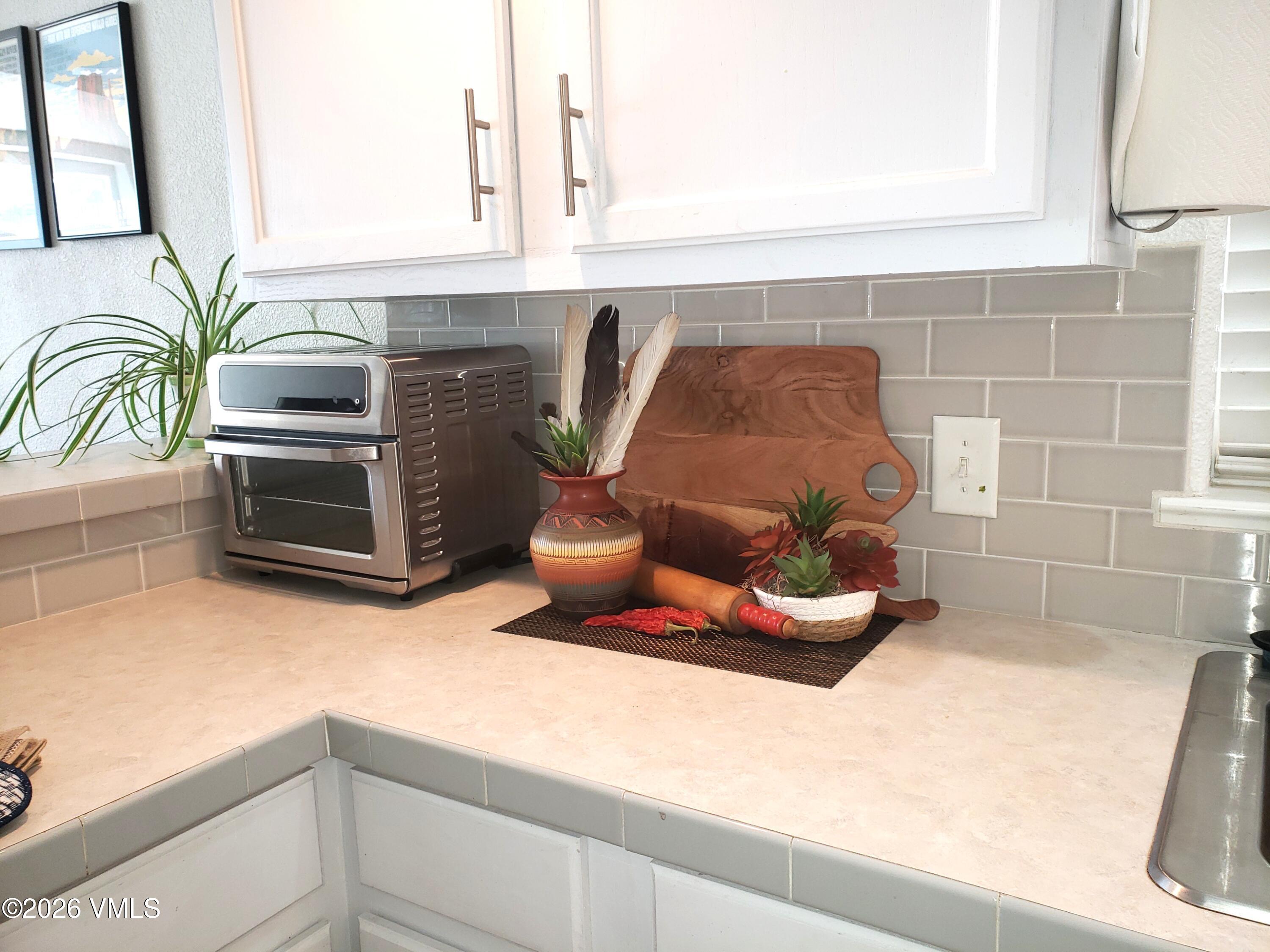 161 Haymaker Loop Gypsum, CO 81637 - Photo 9 of 35 20260407_152806 (002)