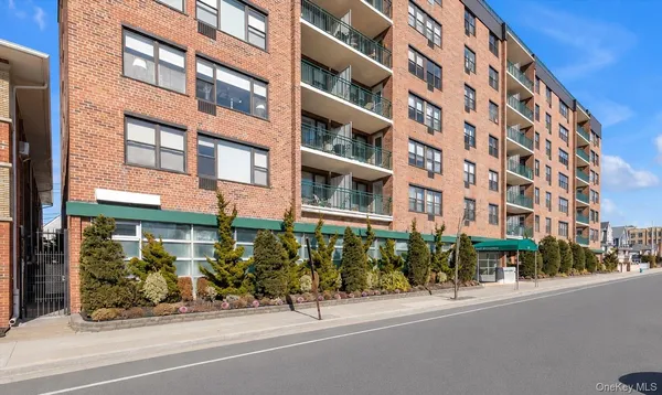 $675,000 | 333 East Broadway, Unit 1D, Long Beach, NY 11561