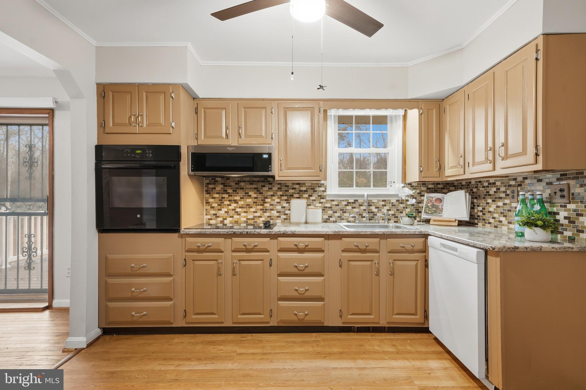 5253 Briscoe Farm Road Waldorf, MD 20601 - Photo 16 of 57 Kitchen w/ backsplash