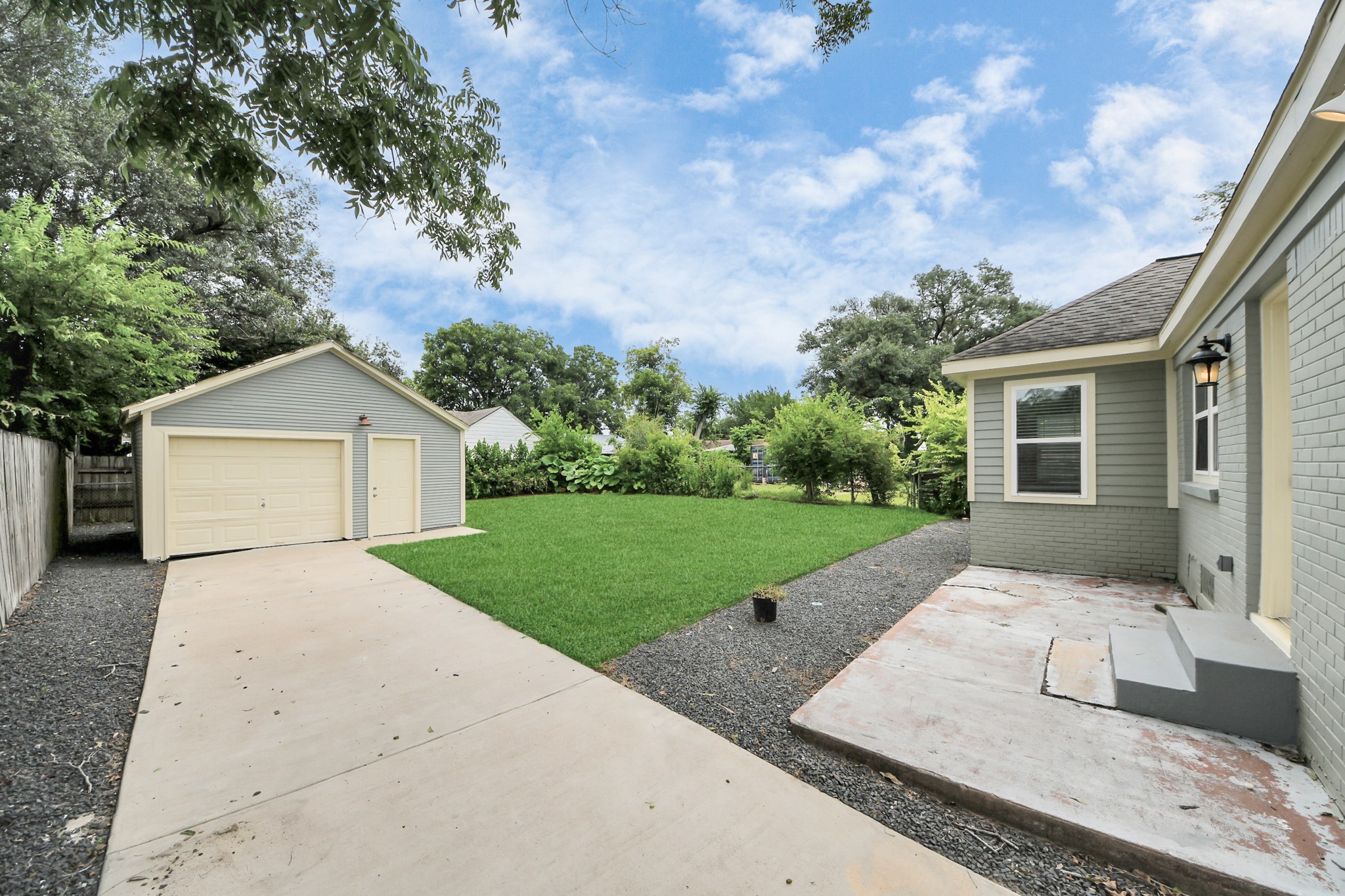 609 Reid Street Houston, TX 77022 - Photo 43 of 48 a front view of a house with yard