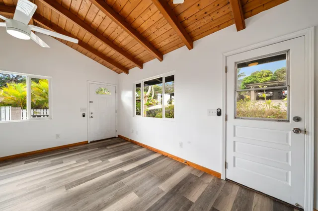 a view of empty room with window