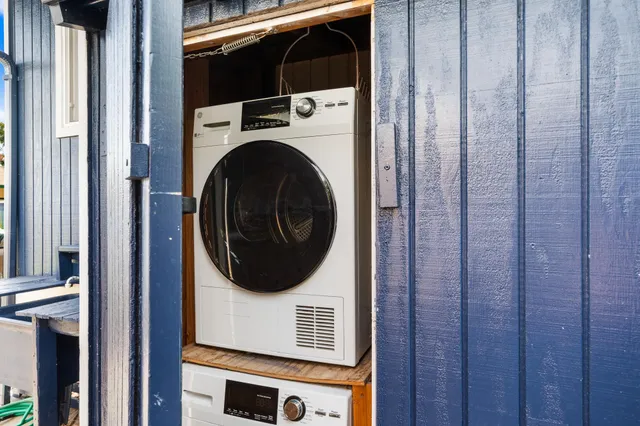 a close up view of a washer and dryer