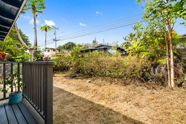 a view of a backyard