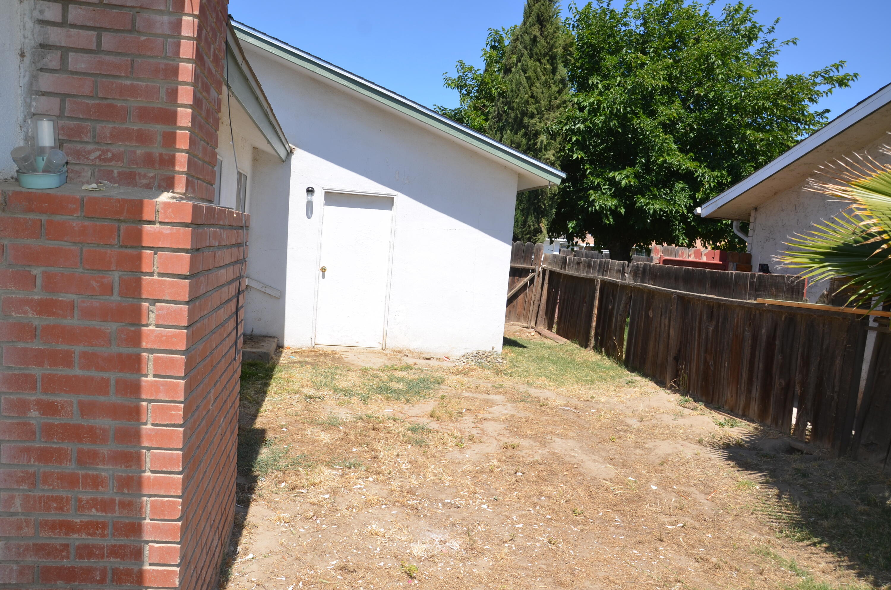 339 West Spring Lane Lemoore, CA 93245 - Photo 29 of 31 a backyard of a house with a basket ball court