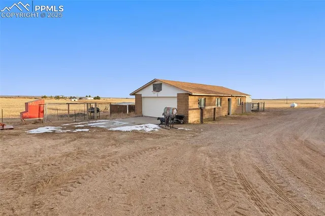 a view of an house with backyard and road