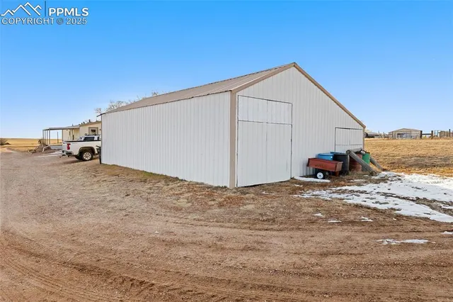 a view of back yard of the house