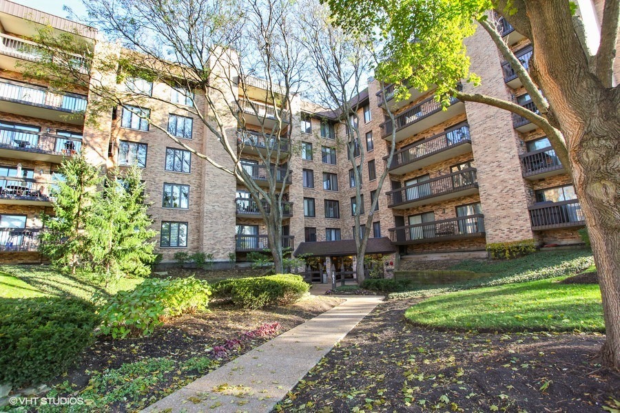 1831 Mission Hills Road, Unit 305 Northbrook, IL 60062 - Photo 1 of 2 Gallery Image 1