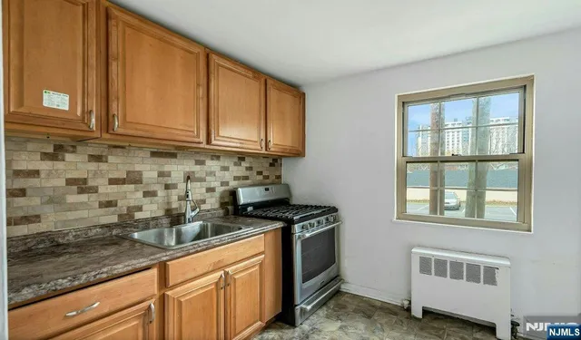 $179,900 | 1267 Anderson Avenue, Unit 16, Fort Lee, NJ 07024