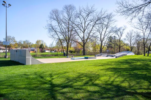 $399,990 | 555 Yosemite Way, Mundelein, IL 60060