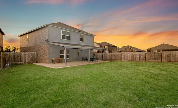 a view of a house with backyard and a garden
