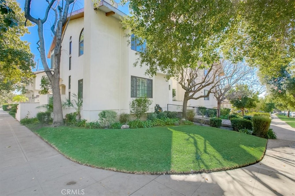 a view of a back yard of the house