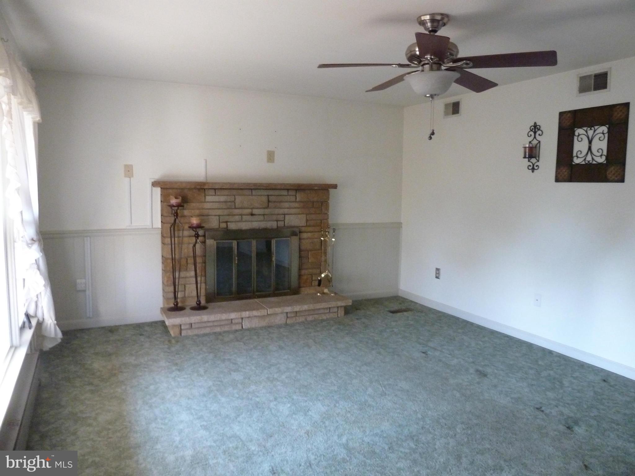 16534 Edward Doub Road Williamsport, MD 21795 - Photo 7 of 15 Living Room