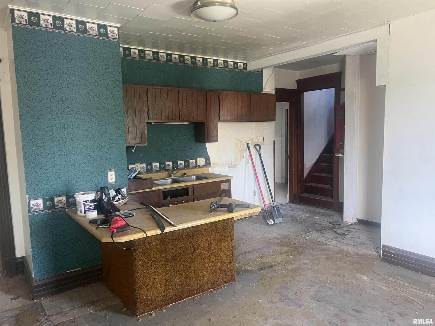 2220 Roosevelt Street Clinton, IA 52732 - Photo 11 of 18 a room with furniture a washer and dryer