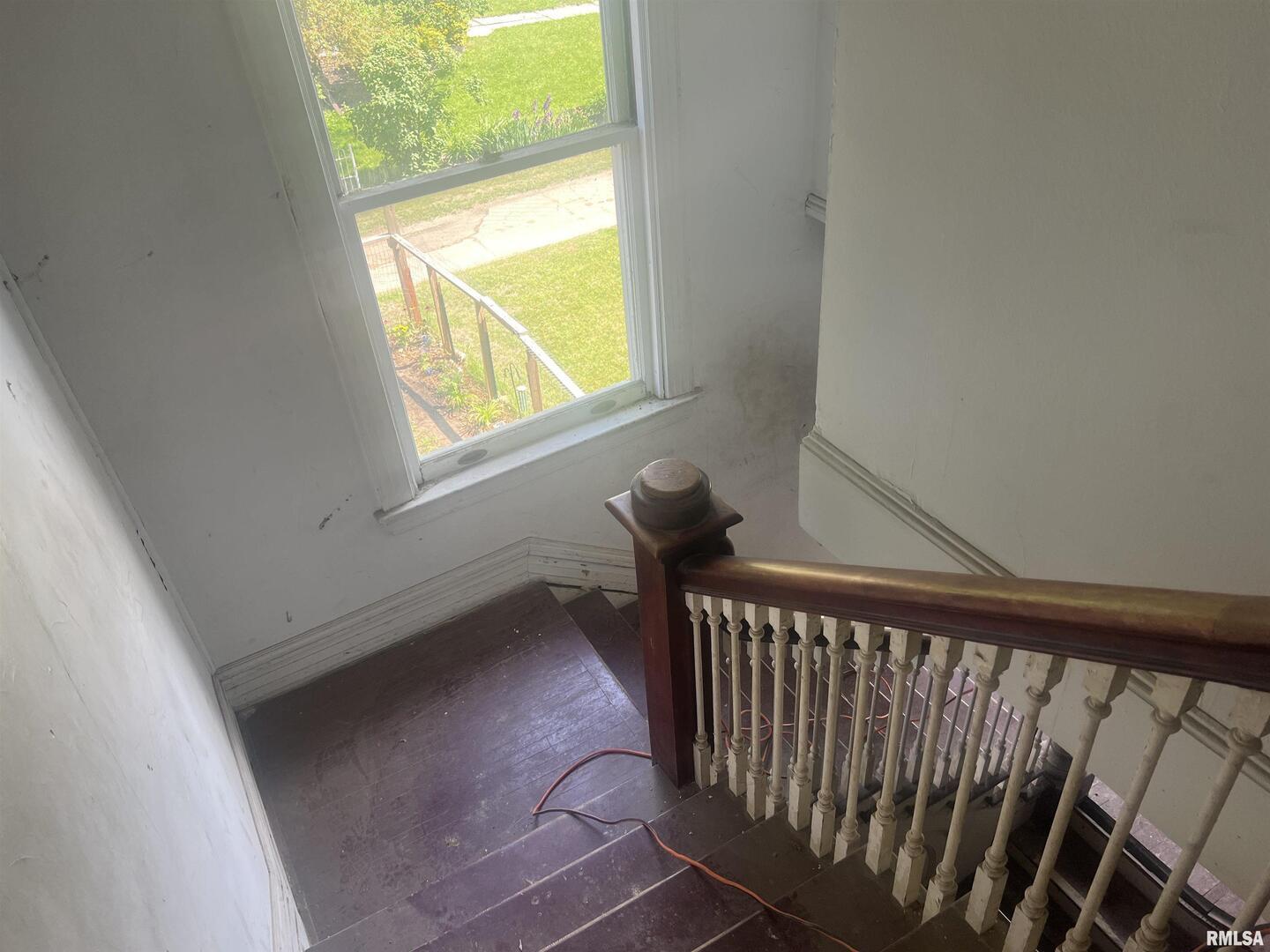 2220 Roosevelt Street Clinton, IA 52732 - Photo 12 of 18 a view of an empty room and window