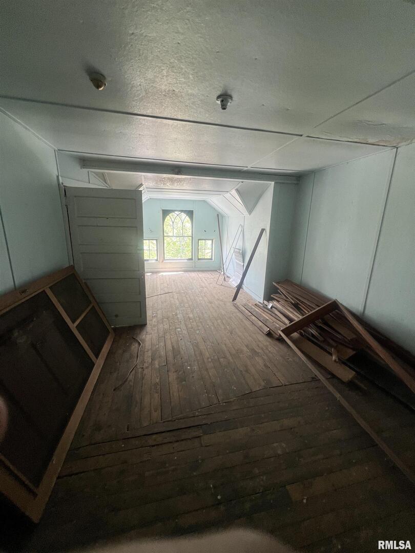 2220 Roosevelt Street Clinton, IA 52732 - Photo 16 of 18 a view of a room