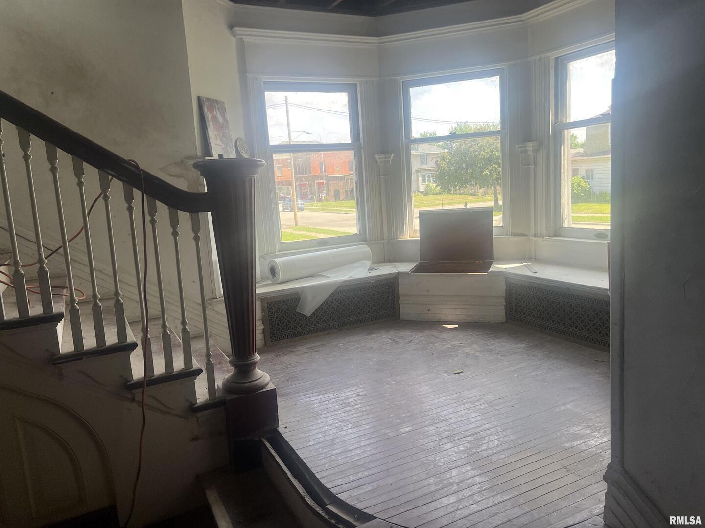 2220 Roosevelt Street Clinton, IA 52732 - Photo 3 of 18 a living room with furniture and a window