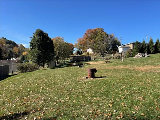 a view of a backyard