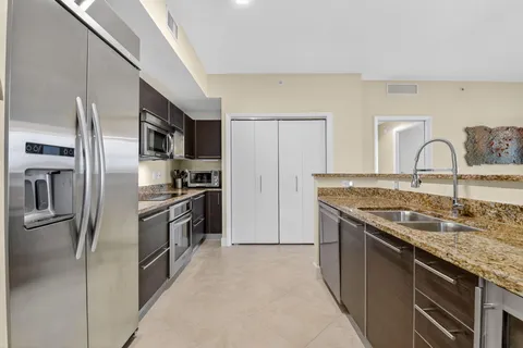 $999,000 | 550 Okeechobee Boulevard, Unit 423, West Palm Beach, FL 33401