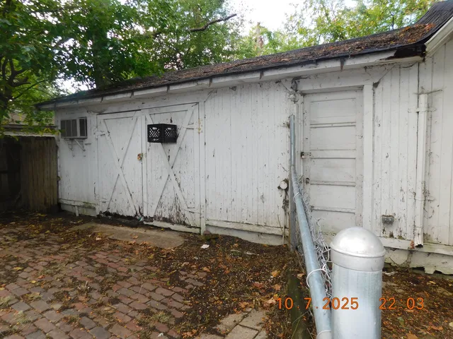 a view of back yard of the house