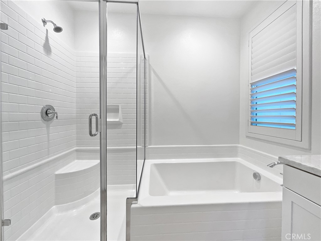 38352 Windingwalk Drive Murrieta, CA 92563 - Photo 7 of 28 a bathroom with a bathtub