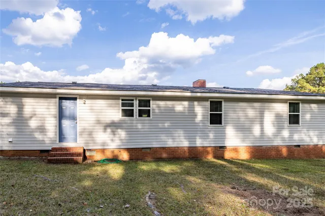 a front view of house with yard