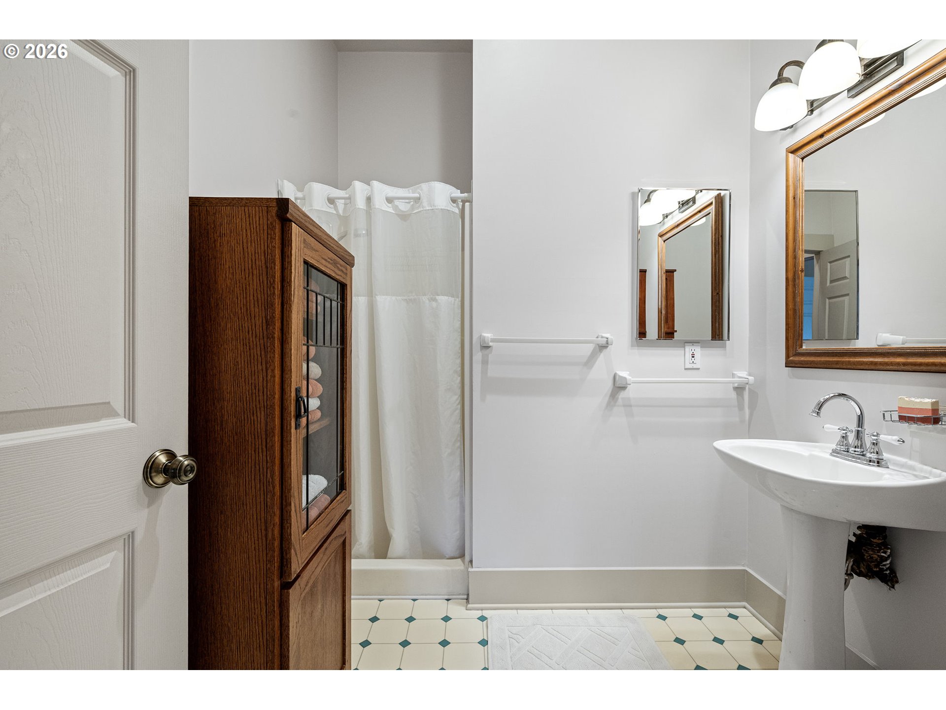 646 B Street Springfield, OR 97477 - Photo 25 of 46 Bathroom