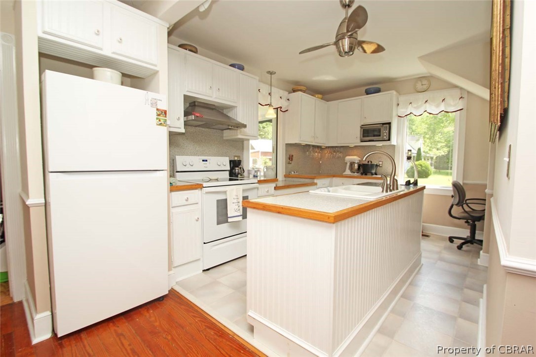 1260 Ocran Road White Stone, VA 22578 - Photo 25 of 45 Kitchen with built in desk Area in the corner