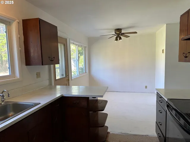 $285,000 | 5546 South Shore Drive, Florence, OR 97439