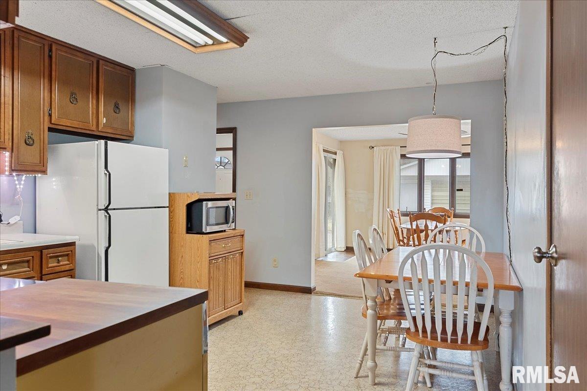 2828 Cardigan Drive Springfield, IL 62702 - Photo 8 of 30 Gallery Image 8