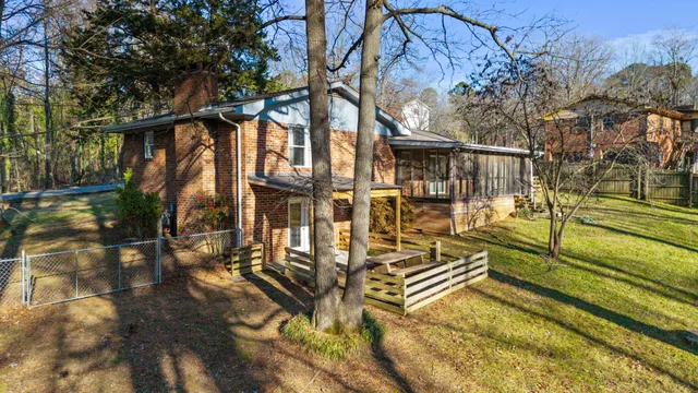a view of residential houses with outdoor space
